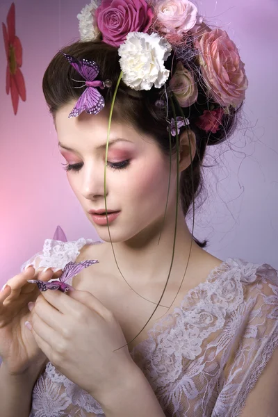 Kunst brunette meisje met de flora — Stockfoto