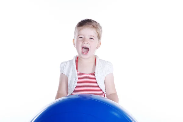 Маленька дівчинка з великим синім м'ячем — стокове фото
