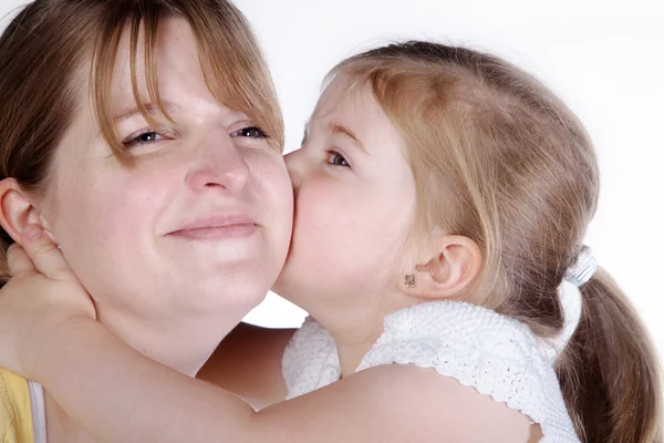 Mãe e filha beijando — Fotografia de Stock