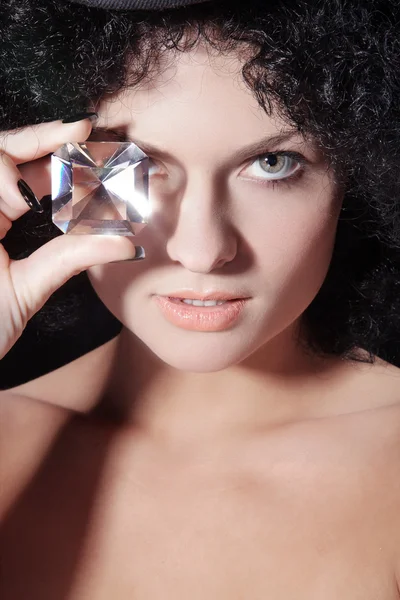 Curly brunette meisje met diamant — Stockfoto