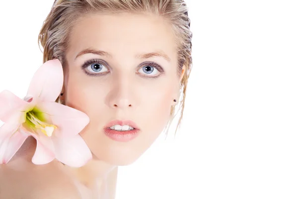 Ragazza bionda nuda con fiori — Foto Stock