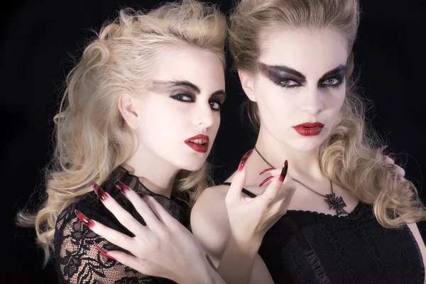 Deux filles blondes vampire — Photo