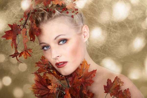 Blonde fille avec des feuilles d'automne — Photo