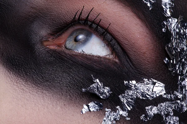 Painted eye girl with jewelery — Stock Photo, Image