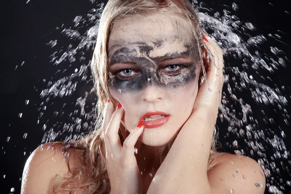 Menina loira com olhos pintados regada — Fotografia de Stock