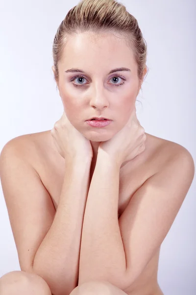 Nudo ragazza bionda su uno sfondo bianco — Foto Stock