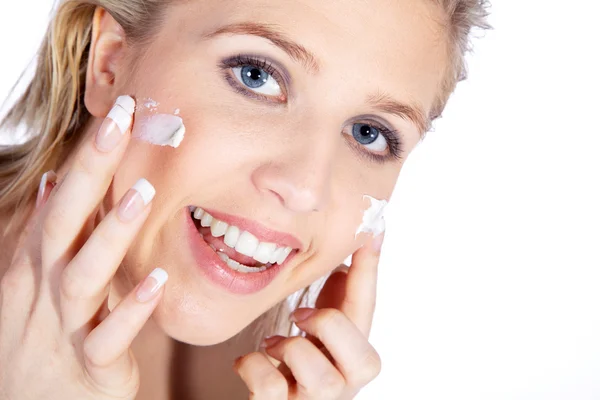 Rubia chica frota crema facial — Foto de Stock