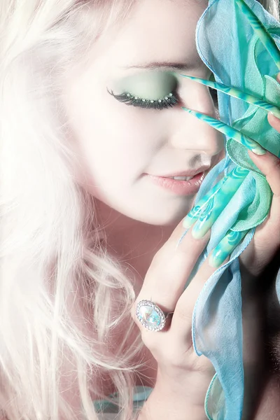 Блондинка с шарфом и длинными ногтями — стоковое фото
