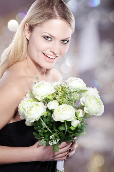 Menina loira feliz com flores brancas — Fotografia de Stock