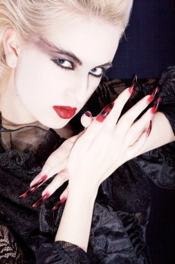 koyu elbiseli sarışın kız