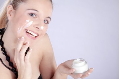 el kremi ile sarışın kız