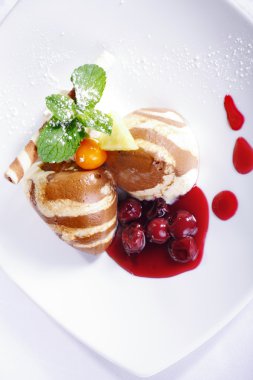 tatlı beyaz bir plaka üzerinde