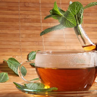 çay bardağı taze nane yaprakları ile