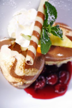 tatlı beyaz bir plaka üzerinde