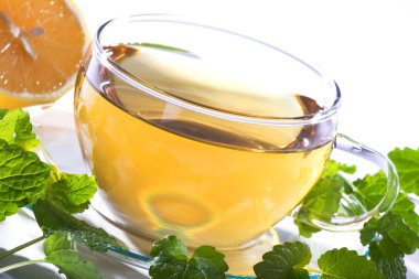 çay bardağı taze nane yaprakları ile