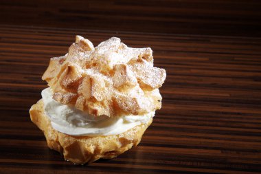 Cookie üzerine ahşap bir masa