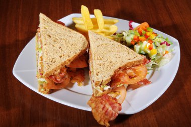 et ve beyaz bir tabak salata patates