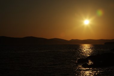 Denizin üzerinde gün batımı