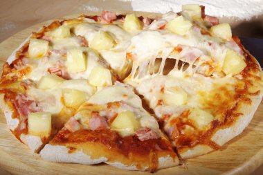 Peynirli pizza.