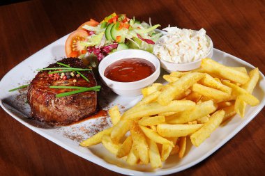 et ve beyaz bir tabak salata patates