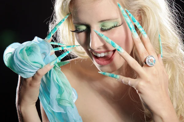 Blond meisje met een sjaal en lange nagels — Stockfoto