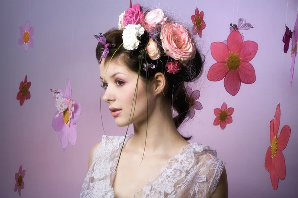 Brunette fille avec des fleurs sur la tête — Photo