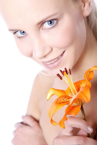Ragazza bionda nuda con fiori — Foto Stock