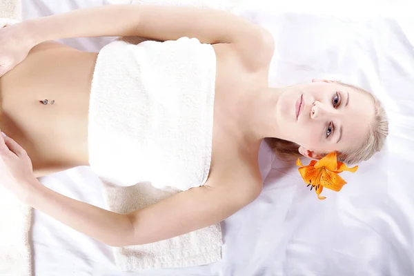 Blonde girl relaxes in the massage salon — Stock Photo, Image