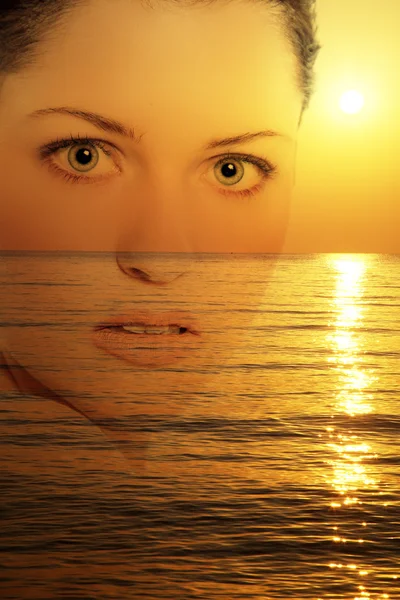 Le visage de la fille sur le fond du coucher de soleil de mer — Photo