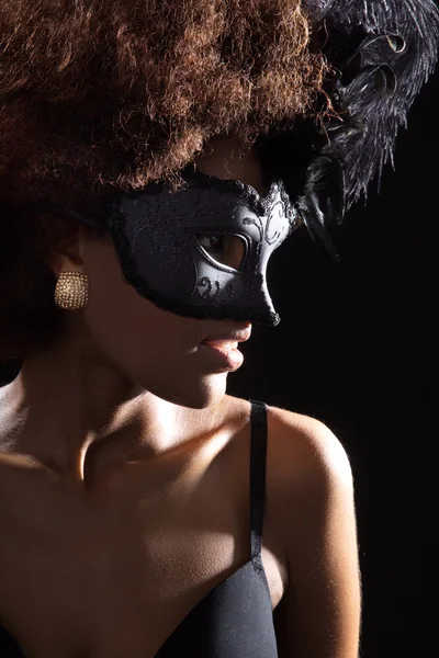 Menina africana em uma máscara — Fotografia de Stock