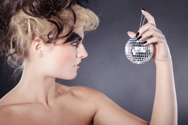 Chica rubia desnuda con una pequeña bola de discoteca —  Fotos de Stock