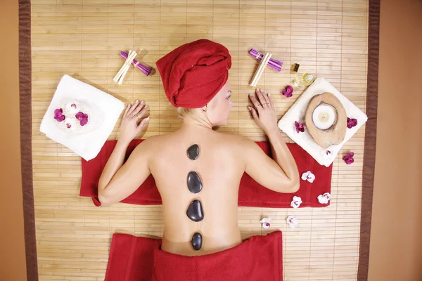 Flickan i en röd handduk i massagesalong — Stockfoto
