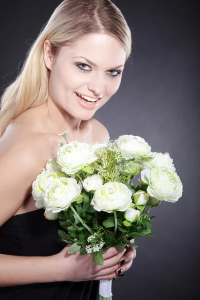 Menina loira feliz com flores brancas — Fotografia de Stock