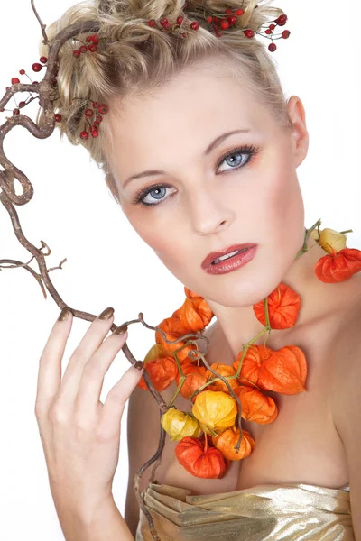 Blond meisje met gedroogde planten — Stockfoto