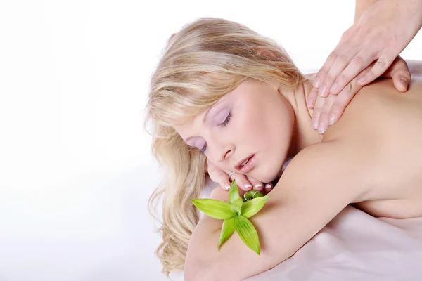 Дівчина робить масаж в масажному салоні — стокове фото