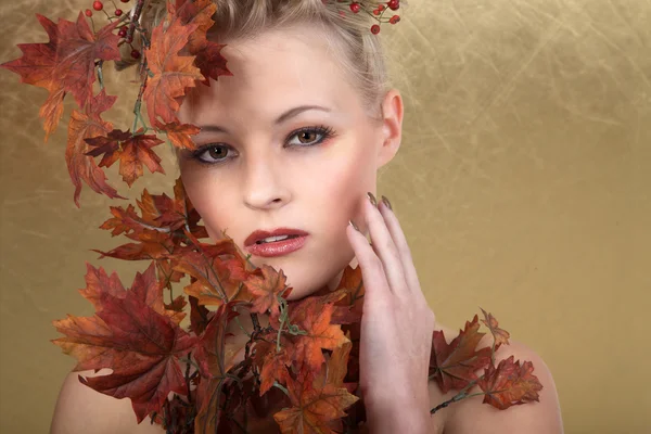 Blond meisje met Herfstbladeren — Stockfoto