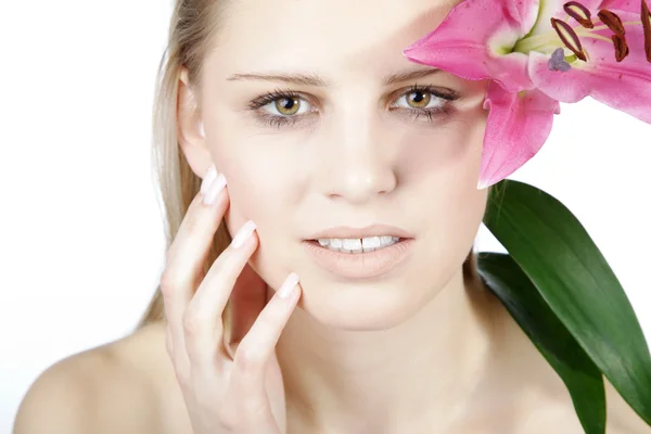 Naakt blond meisje met bloemen — Stockfoto