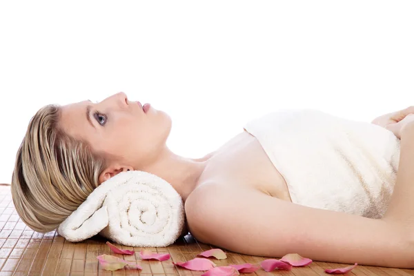 Menina loira relaxa no salão de massagem — Fotografia de Stock