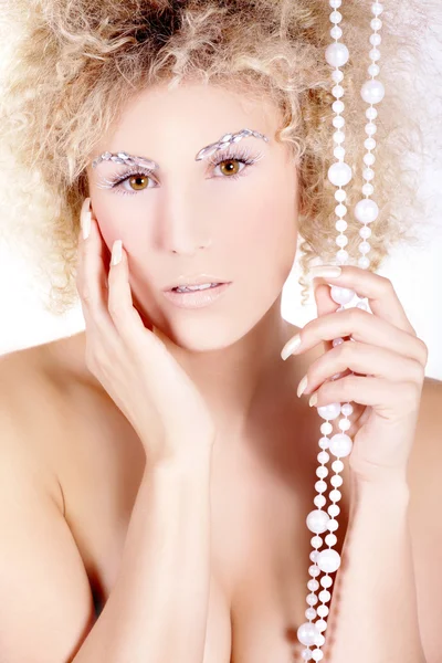 Fille blonde nue avec des perles — Photo