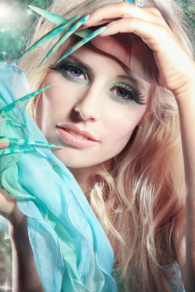 Blondes Mädchen mit blauem Schal — Stockfoto