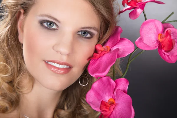 Nackte blonde Mädchen mit Blumen — Stockfoto