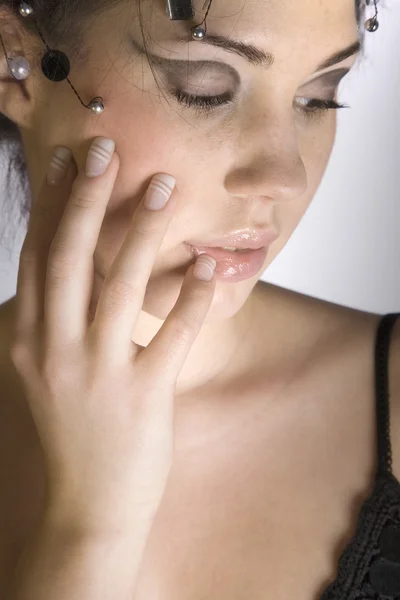 Brunette meisje met lichten op het hoofd — Stockfoto