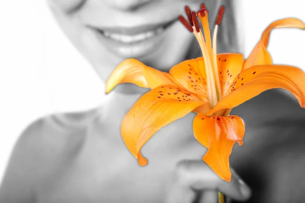 Menina em tom cinza com flor de laranja — Fotografia de Stock