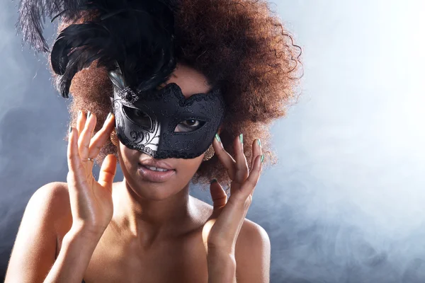 Lockige Brünette Mädchen in einer Maske — Stockfoto