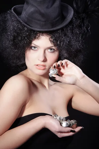 Fille brune bouclée en chapeau noir avec des bijoux — Photo