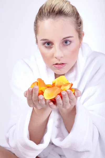 Nackte blonde Mädchen mit Rosenblättern — Stockfoto