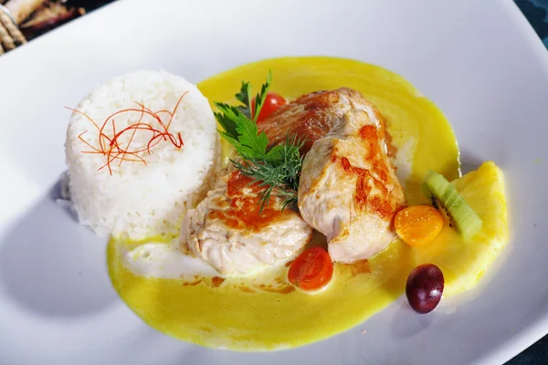 Carne con fruta en un plato —  Fotos de Stock