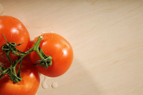 Tomates sur une table en bois — Photo