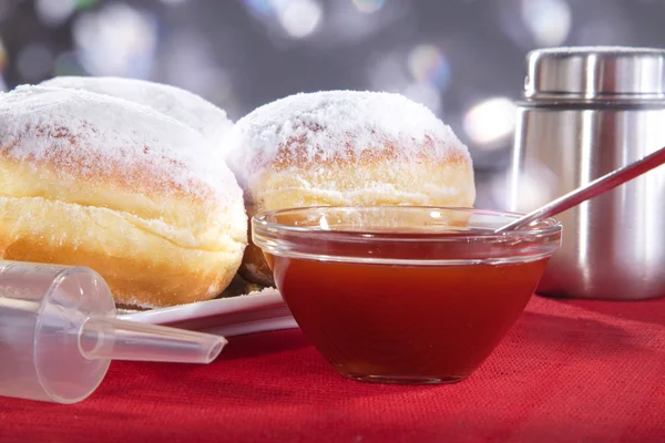 Ciambelle su un piatto con marmellata — Foto Stock