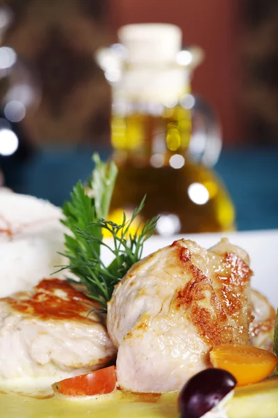 Kött med frukt i en tallrik — Stockfoto